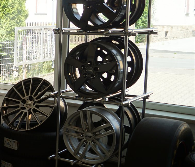 Alufelgen im Ausstellungsregal von Reifen-Barth