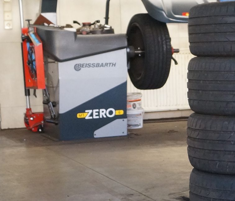 Rad auf der Wuchtmaschine in der Werkstatt