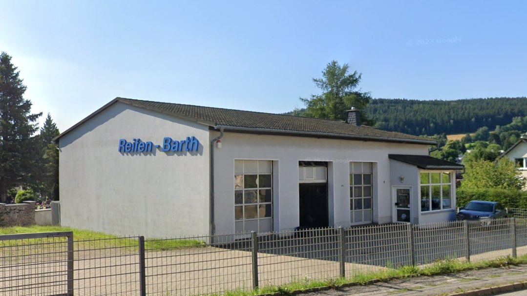 Betriebsgebäude von Reifen Barth an der Sachsenstraße in Lauter-Bernsbach